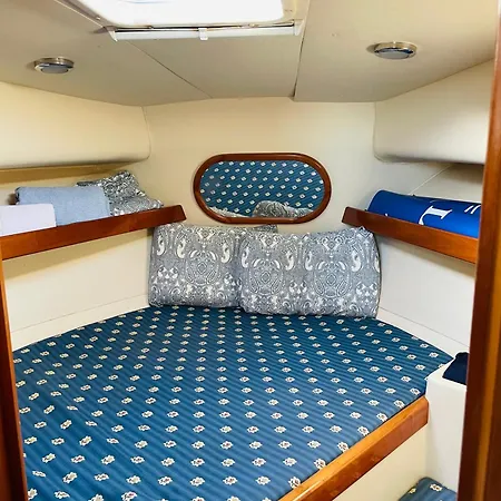 Romantic Boat On The Tagus River Ботель