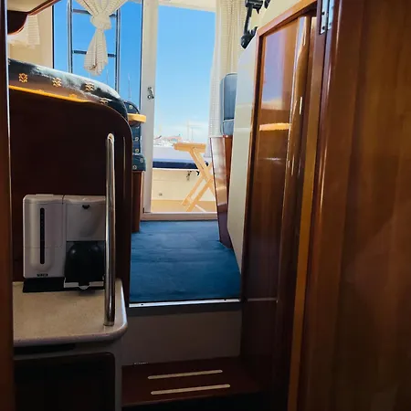 Bateau-hôtel Romantic Boat On The Tagus River *