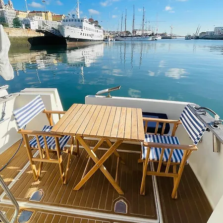 Romantic Boat On The Tagus River Ботель *