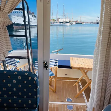 Romantic Boat On The Tagus River 船屋